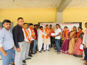 વિશ્વના સર્વાધિક લોકપ્રિય રાજનેતા અને વિકસિત ભારતના સ્વપ્નદ્રષ્ટા, ભારતના યશસ્વી પ્રધાનમંત્રી શ્રી Narendra Modi જીના જન્મદિવસની ઉજવણી માટે સમગ્ર દેશમાં 'સેવા પખવાડિયું-2025' અંતર્ગત વિવિધ લોક કલ્યાણના કાર્યક્રમોનું આયોજન કરવામાં આવી રહ્યું છે. આ સંદર્ભે સર્વરોગ નિદાન કેમ્પનું આયોજન સાણંદના કેસરડીના જોધલપીર મંદિર ખાતે સંપન્ન થયું. આ ક્ષણે જિલ્લા પ્રમુખ શ્રી શૈલેષભાઇ દાવડા, ધારાસભ્યશ્રીઓ, હોદ્દેદારો અને મોટી સંખ્યામાં લાભાર્થીઓ ઉપસ્થિત રહ્યા. #SevaPakhwada2025