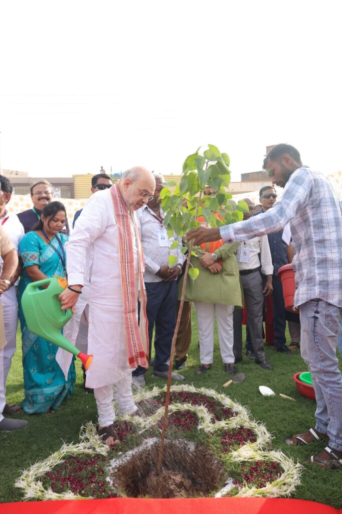 માનનીય કેન્દ્રીય ગૃહ અને સહકાર મંત્રી શ્રી Amit Shah જીએ આજે કલોલ ખાતે નવનિર્મિત જ્યોતેશ્વર તળાવનું લોકાર્પણ કરી વૃક્ષારોપણ કર્યું. આ તળાવ આસપાસના વાતાવરણને શીતળ અને સ્વચ્છ બનાવવામાં તેમજ જળ સંરક્ષણમાં મહત્વપૂર્ણ ભૂમિકા ભજવશે.