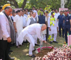 સમગ્ર દેશમાં સેવા પખવાડિયાની ઉજવણી થઈ રહી છે ત્યારે આજે માનનીય કેન્દ્રીય ગૃહ અને સહકાર મંત્રી શ્રી Amit Shah અને રાષ્ટ્રીય અધ્યક્ષ શ્રી J.P.Nadda જીએ નવી દિલ્લી સ્થિત ભારતીય જનતા પાર્ટીના મુખ્યાલયના પંડિત દિનદયાળ પાર્કમાં 'સિંદૂર'નો છોડ રોપ્યો.