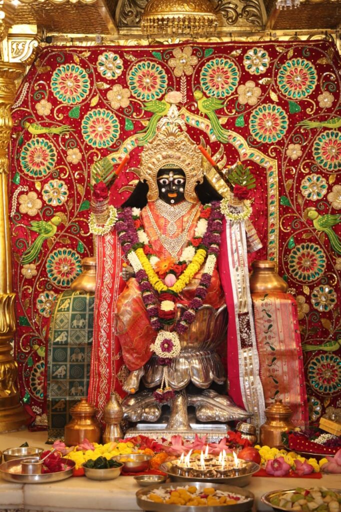 या देवी सर्वभूतेषु शक्ति रूपेण संस्थिता।  नमस्तस्यै नमस्तस्यै नमस्तस्यै नमो नमः॥  નવરાત્રિના પાવન પર્વે માનનીય મુખ્યમંત્રી શ્રી Bhupendra Patel એ આજે અમદાવાદ ખાતે નગરદેવી ભદ્રકાળી માતાના મંદિરે દર્શન કર્યા અને ગુજરાતના સર્વાંગીણ વિકાસ તેમજ નાગરિકોની સુખ, શાંતિ, સમૃદ્ધિ અર્થે પ્રાર્થના કરી.