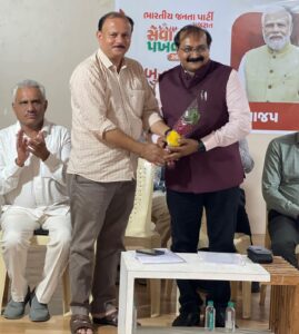 સમગ્ર રાષ્ટ્રમાં યશસ્વી પ્રધાનમંત્રી શ્રી Narendra Modi જીના જન્મદિવસની ઉજવણીના ભાગરૂપે 'સેવા પખવાડિયું–2025' અંતર્ગત લોકહિતકારી કાર્યક્રમોનું આયોજન થઈ રહ્યું છે. જે અંતર્ગત અમરેલીમાં પ્રબુદ્ધ સંમેલન સંપન્ન થયું.  આ સંમેલનમાં પ્રદેશ આમંત્રિત સભ્ય ડૉ. રાજીવકુમાર પંડયાએ ઉપસ્થિત પ્રબુદ્ધજનોને ‘પ્રધાનમંત્રીશ્રીના ના પ્રેરક જીવન, ઐતિહાસિક સિદ્ધિઓ અને વિકસિત ભારતના સપના' પર માર્ગદર્શન આપ્યું. આ પ્રસંગે ગુજરાત વિધાનસભાના નાયબ મુખ્ય દંડક શ્રી કૌશિકભાઈ વેકરીયા, સાંસદશ્રી ભરતભાઈ સુતરીયા, જિલ્લા પ્રમુખ શ્રી અતુલભાઈ કાનાણી, ધારાસભ્યશ્રીઓ, હોદેદારો અને મોટી સંખ્યામાં પ્રબુદ્ધજનો હાજર રહ્યા.  #SevaPakhwada2025