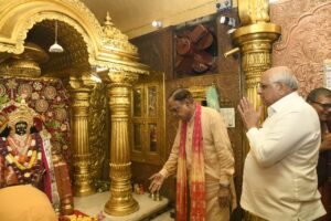 या देवी सर्वभूतेषु शक्ति रूपेण संस्थिता।  नमस्तस्यै नमस्तस्यै नमस्तस्यै नमो नमः॥  નવરાત્રિના પાવન પર્વે માનનીય મુખ્યમંત્રી શ્રી Bhupendra Patel એ આજે અમદાવાદ ખાતે નગરદેવી ભદ્રકાળી માતાના મંદિરે દર્શન કર્યા અને ગુજરાતના સર્વાંગીણ વિકાસ તેમજ નાગરિકોની સુખ, શાંતિ, સમૃદ્ધિ અર્થે પ્રાર્થના કરી.