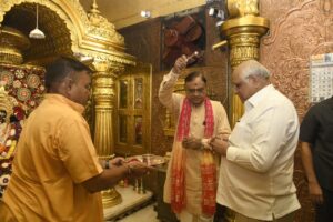 या देवी सर्वभूतेषु शक्ति रूपेण संस्थिता।  नमस्तस्यै नमस्तस्यै नमस्तस्यै नमो नमः॥  નવરાત્રિના પાવન પર્વે માનનીય મુખ્યમંત્રી શ્રી Bhupendra Patel એ આજે અમદાવાદ ખાતે નગરદેવી ભદ્રકાળી માતાના મંદિરે દર્શન કર્યા અને ગુજરાતના સર્વાંગીણ વિકાસ તેમજ નાગરિકોની સુખ, શાંતિ, સમૃદ્ધિ અર્થે પ્રાર્થના કરી.