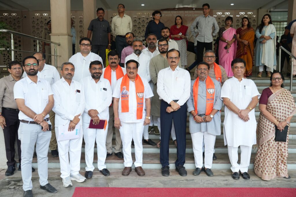 હર ઘર સ્વદેશી - ઘર ઘર સ્વદેશી  ભારતીય જનતા પાર્ટી દ્વારા 25 સપ્ટેમ્બરથી 25 ડિસેમ્બર સુધી કાર્યરત 'આત્મનિર્ભર ભારત સંકલ્પ અભિયાન' સંદર્ભે આજે પ્રદેશ કાર્યાલય 'શ્રી કમલમ્' ખાતે કેન્દ્રીય જળશક્તિ મંત્રી અને પ્રદેશ અધ્યક્ષ શ્રી C R Paatil અને માનનીય મુખ્યમંત્રી શ્રી Bhupendra Patel ની વિશેષ ઉપસ્થિતિમાં પત્રકાર પરિષદ યોજાઈ.  આ પ્રસંગે પ્રદેશ મહામંત્રી શ્રી રજનીભાઈ પટેલ, અભિયાનના પ્રદેશ ઇન્ચાર્જ શ્રી પ્રદીપસિંહ જાડેજા, પ્રદેશ મીડિયા કન્વીનર ડૉ.યજ્ઞેશભાઈ દવે સહિત પ્રદેશ પદાધિકારીશ્રીઓ ઉપસ્થિત રહ્યાં.