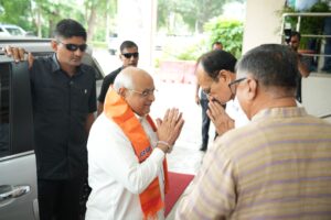 હર ઘર સ્વદેશી - ઘર ઘર સ્વદેશી  ભારતીય જનતા પાર્ટી દ્વારા 25 સપ્ટેમ્બરથી 25 ડિસેમ્બર સુધી કાર્યરત 'આત્મનિર્ભર ભારત સંકલ્પ અભિયાન' સંદર્ભે આજે પ્રદેશ કાર્યાલય 'શ્રી કમલમ્' ખાતે કેન્દ્રીય જળશક્તિ મંત્રી અને પ્રદેશ અધ્યક્ષ શ્રી C R Paatil અને માનનીય મુખ્યમંત્રી શ્રી Bhupendra Patel ની વિશેષ ઉપસ્થિતિમાં પત્રકાર પરિષદ યોજાઈ.  આ પ્રસંગે પ્રદેશ મહામંત્રી શ્રી રજનીભાઈ પટેલ, અભિયાનના પ્રદેશ ઇન્ચાર્જ શ્રી પ્રદીપસિંહ જાડેજા, પ્રદેશ મીડિયા કન્વીનર ડૉ.યજ્ઞેશભાઈ દવે સહિત પ્રદેશ પદાધિકારીશ્રીઓ ઉપસ્થિત રહ્યાં.
