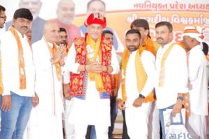 બારડોલીમાં છલકાયો કેસરિયો સાગર... બારડોલી ખાતે સુરત અને તાપી જિલ્લાના ભવ્ય અભિવાદન સમારોહમાં સંતો-મહંતો, સામાજિક આગેવાનો તથા હજારો કાર્યકર્તાઓ અને નાગરિકોએ ભારતીય જનતા પાર્ટી, ગુજરાતના નવનિયુક્ત પ્રદેશ અધ્યક્ષ શ્રી Jagdish Panchal જીનું સ્વાગત અને અભિવાદન કર્યું.  આ સમારોહમાં ઉપસ્થિત સામાજિક આગેવાનો, નાગરિકો અને કાર્યકર્તાઓ પ્રદેશ અધ્યક્ષશ્રીને ભેટ સ્વરૂપે પુસ્તકો અને નોટબુક્સ આપી.  આ કાર્યક્રમમાં કેબિનેટ મંત્રી શ્રી કનુભાઈ દેસાઈ, ગૃહ રાજ્યમંત્રી શ્રી હર્ષભાઈ સંઘવી, રાજ્યકક્ષાના મંત્રી શ્રી મુકેશભાઈ પટેલ, શ્રી કુંવરજીભાઈ હળપતિ, સુરત જિલ્લાના પ્રમુખ શ્રી ભરતભાઈ રાઠોડ, તાપી જિલ્લાના પ્રમુખ શ્રી સુરજભાઈ વસાવા, કાર્યક્રમના ઇન્ચાર્જ શ્રી સંદીપભાઈ દેસાઈ સહિત હોદ્દેદારો, સાંસદશ્રીઓ, ધારાસભ્યશ્રીઓ અને હજારોની સંખ્યામાં નાગરિકો અને કાર્યકર્તાઓ ઉપસ્થિત રહ્યાં.