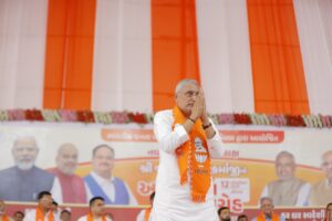બારડોલીમાં છલકાયો કેસરિયો સાગર... બારડોલી ખાતે સુરત અને તાપી જિલ્લાના ભવ્ય અભિવાદન સમારોહમાં સંતો-મહંતો, સામાજિક આગેવાનો તથા હજારો કાર્યકર્તાઓ અને નાગરિકોએ ભારતીય જનતા પાર્ટી, ગુજરાતના નવનિયુક્ત પ્રદેશ અધ્યક્ષ શ્રી Jagdish Panchal જીનું સ્વાગત અને અભિવાદન કર્યું.  આ સમારોહમાં ઉપસ્થિત સામાજિક આગેવાનો, નાગરિકો અને કાર્યકર્તાઓ પ્રદેશ અધ્યક્ષશ્રીને ભેટ સ્વરૂપે પુસ્તકો અને નોટબુક્સ આપી.  આ કાર્યક્રમમાં કેબિનેટ મંત્રી શ્રી કનુભાઈ દેસાઈ, ગૃહ રાજ્યમંત્રી શ્રી હર્ષભાઈ સંઘવી, રાજ્યકક્ષાના મંત્રી શ્રી મુકેશભાઈ પટેલ, શ્રી કુંવરજીભાઈ હળપતિ, સુરત જિલ્લાના પ્રમુખ શ્રી ભરતભાઈ રાઠોડ, તાપી જિલ્લાના પ્રમુખ શ્રી સુરજભાઈ વસાવા, કાર્યક્રમના ઇન્ચાર્જ શ્રી સંદીપભાઈ દેસાઈ સહિત હોદ્દેદારો, સાંસદશ્રીઓ, ધારાસભ્યશ્રીઓ અને હજારોની સંખ્યામાં નાગરિકો અને કાર્યકર્તાઓ ઉપસ્થિત રહ્યાં.