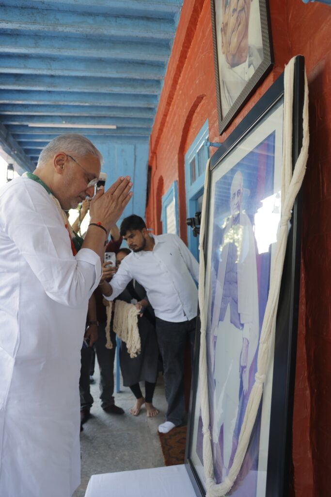 ભારતીય જનતા પાર્ટી, ગુજરાતના પ્રદેશ અધ્યક્ષ શ્રી Jagdish Panchal જીએ તેમના દક્ષિણ ગુજરાતના પ્રવાસ દરમ્યાન લોહપુરુષ સરદાર વલ્લભભાઈ પટેલના નિવાસસ્થાન 'સ્વરાજ આશ્રમ'ની મુલાકાત લઈને શ્રદ્ધાંજલિ અર્પણ કરી. જય સરદાર🙏
