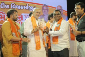 સાબરમતીનો કિનારો થયો ભગવામય...  ભારતીય જનતા પાર્ટી, કર્ણાવતી મહાનગર દ્વારા આજે નવનિયુક્ત પ્રદેશ અધ્યક્ષ શ્રી Jagdish Panchal જીનો ભવ્ય અભિવાદન સમારોહ સાબરમતી રિવરફ્રન્ટ ખાતે સંપન્ન થયો.  આ પ્રસંગે અધ્યક્ષશ્રીએ ઉપસ્થિત સાધુ-સંતોનું પુષ્પો દ્વારા અભિવાદન કર્યું અને સૌ કાર્યકર્તાઓએ સંબોધિત કર્યા.  આ સમારોહમાં પ્રદેશ સંગઠન મહામંત્રી શ્રી રત્નાકરજી, પ્રદેશ મહામંત્રી શ્રી રજનીભાઈ પટેલ, પ્રદેશ કોષાધ્યક્ષ શ્રી સુરેન્દ્રભાઈ પટેલ, કર્ણાવતી મહાનગરના અધ્યક્ષ શ્રી પ્રેરકભાઈ શાહ સહિત મહાનગરના હોદ્દેદારો, સાંસદશ્રીઓ, ધારાસભ્યશ્રીઓ, સામાજિક આગેવાનો અને હજારોની સંખ્યામાં કાર્યકર્તાઓ ઉપસ્થિત રહ્યાં.