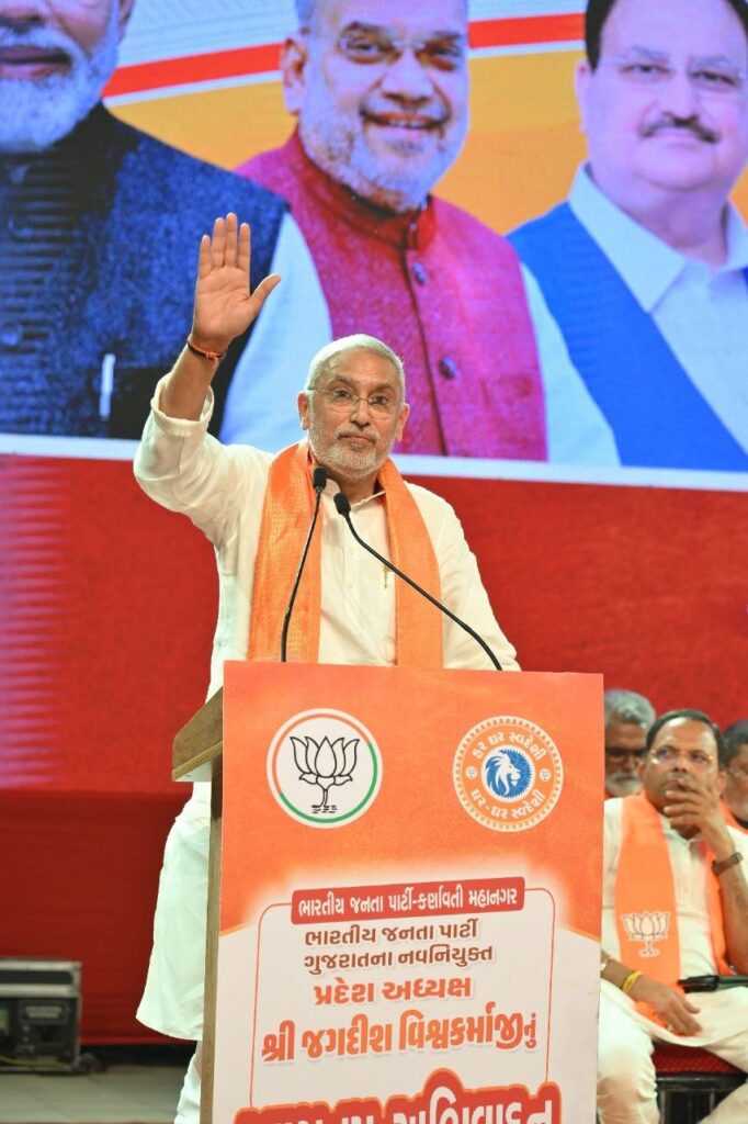 સાબરમતીનો કિનારો થયો ભગવામય...  ભારતીય જનતા પાર્ટી, કર્ણાવતી મહાનગર દ્વારા આજે નવનિયુક્ત પ્રદેશ અધ્યક્ષ શ્રી Jagdish Panchal જીનો ભવ્ય અભિવાદન સમારોહ સાબરમતી રિવરફ્રન્ટ ખાતે સંપન્ન થયો.  આ પ્રસંગે અધ્યક્ષશ્રીએ ઉપસ્થિત સાધુ-સંતોનું પુષ્પો દ્વારા અભિવાદન કર્યું અને સૌ કાર્યકર્તાઓએ સંબોધિત કર્યા.  આ સમારોહમાં પ્રદેશ સંગઠન મહામંત્રી શ્રી રત્નાકરજી, પ્રદેશ મહામંત્રી શ્રી રજનીભાઈ પટેલ, પ્રદેશ કોષાધ્યક્ષ શ્રી સુરેન્દ્રભાઈ પટેલ, કર્ણાવતી મહાનગરના અધ્યક્ષ શ્રી પ્રેરકભાઈ શાહ સહિત મહાનગરના હોદ્દેદારો, સાંસદશ્રીઓ, ધારાસભ્યશ્રીઓ, સામાજિક આગેવાનો અને હજારોની સંખ્યામાં કાર્યકર્તાઓ ઉપસ્થિત રહ્યાં.