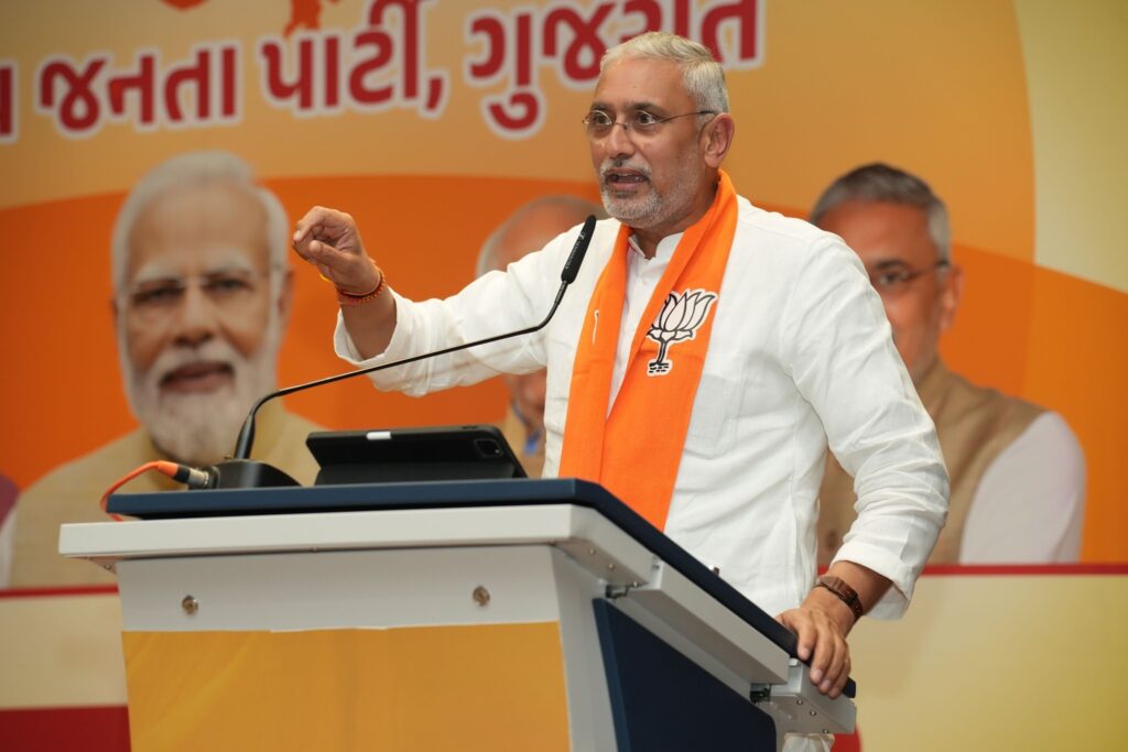 લોહપુરુષ સરદાર વલ્લભભાઈ પટેલની 150મી જન્મજયંતી અંતર્ગત વિવિધ કાર્યક્રમોના આયોજન માટે આજે પ્રદેશ કાર્યાલય 'શ્રી કમલમ્' ખાતે પ્રદેશ અધ્યક્ષ શ્રી Jagdish Panchal જીની અધ્યક્ષતામાં યુવા મોરચાની પ્રદેશ બેઠક યોજાઈ.  આ બેઠકમાં પ્રદેશ સંગઠન મહામંત્રી શ્રી રત્નાકરજી, યુવા મોરચાના પ્રદેશ પ્રમુખ ડૉ.પ્રશાંતભાઈ કોરાટ સહિત યુવા મોરચાના પ્રદેશ હોદ્દેદારો અને જિલ્લાના હોદ્દેદારો વિશેષ ઉપસ્થિત રહ્યાં.