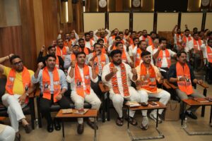 લોહપુરુષ સરદાર વલ્લભભાઈ પટેલની 150મી જન્મજયંતી અંતર્ગત વિવિધ કાર્યક્રમોના આયોજન માટે આજે પ્રદેશ કાર્યાલય 'શ્રી કમલમ્' ખાતે પ્રદેશ અધ્યક્ષ શ્રી Jagdish Panchal જીની અધ્યક્ષતામાં યુવા મોરચાની પ્રદેશ બેઠક યોજાઈ.  આ બેઠકમાં પ્રદેશ સંગઠન મહામંત્રી શ્રી રત્નાકરજી, યુવા મોરચાના પ્રદેશ પ્રમુખ ડૉ.પ્રશાંતભાઈ કોરાટ સહિત યુવા મોરચાના પ્રદેશ હોદ્દેદારો અને જિલ્લાના હોદ્દેદારો વિશેષ ઉપસ્થિત રહ્યાં.