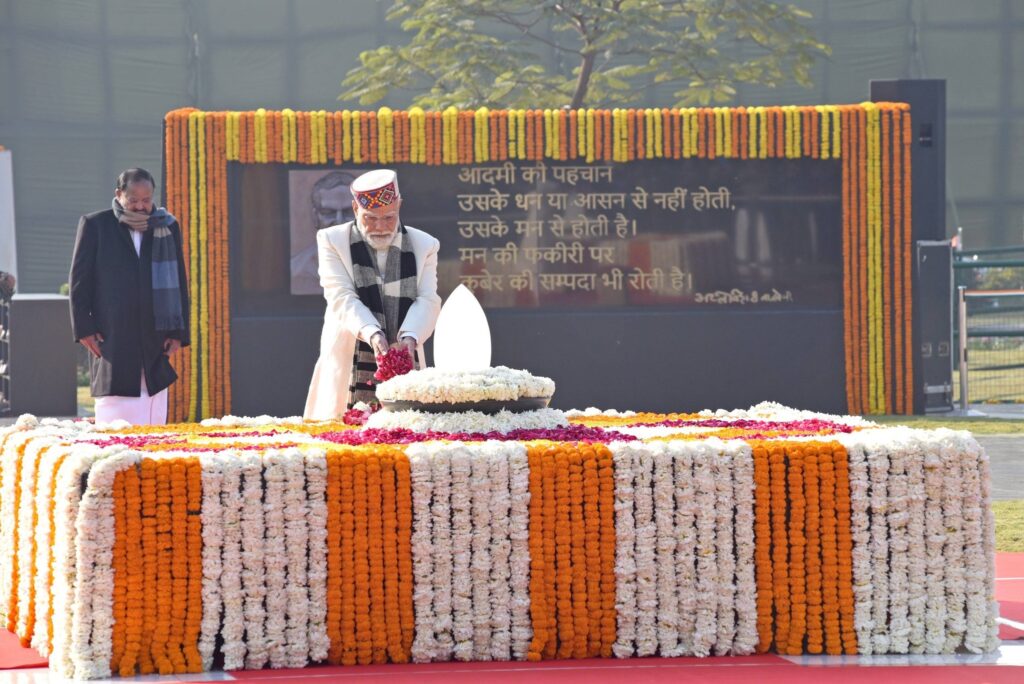 माननीय प्रधानमंत्री श्री Narendra Modi जी ने श्रद्धेय अटल बिहारी वाजपेयी जी की 101वीं जन्म जयंती के अवसर पर ‘सदैव अटल’ स्मारक पर पुष्पांजलि अर्पित की। #AtalSmritiVarsh