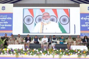 નવા જોમ અને જુસ્સા સાથે સુરક્ષિત ગુજરાતનો સંકલ્પ..માનનીય મુખ્યમંત્રી શ્રી ભૂપેન્દ્ર પટેલ  એ આજે ગાંધીનગર ખાતે નાયબ મુખ્યમંત્રી શ્રી હર્ષભાઈ સંઘવીની વિશેષ ઉપસ્થિતિમાં રાજ્યના પોલીસ વિભાગમાં જોડાઈ રહેલા લોકરક્ષક કેડરના કુલ 11 હજારથી વધુ ઉમેદવારોને પસંદગી પત્ર એનાયત કર્યા. આ પ્રસંગે માનનીય મુખ્યમંત્રીશ્રીએ ગુજરાત પોલીસ પરિવારમાં જોડાયેલા ઉમેદવારોને અભિનંદન સહ ઉજ્જવળ કારકિર્દીની શુભકામનાઓ પાઠવી.  આ અવસરે રાજ્યકક્ષાના મંત્રી શ્રી કમલેશભાઈ પટેલ, મેયર શ્રીમતી મીરાબેન પટેલ સહિત હોદ્દેદારો અને મોટી સંખ્યામાં યુવાનો ઉપસ્થિત રહ્યાં.