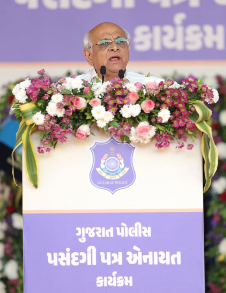 નવા જોમ અને જુસ્સા સાથે સુરક્ષિત ગુજરાતનો સંકલ્પ..માનનીય મુખ્યમંત્રી શ્રી ભૂપેન્દ્ર પટેલ  એ આજે ગાંધીનગર ખાતે નાયબ મુખ્યમંત્રી શ્રી હર્ષભાઈ સંઘવીની વિશેષ ઉપસ્થિતિમાં રાજ્યના પોલીસ વિભાગમાં જોડાઈ રહેલા લોકરક્ષક કેડરના કુલ 11 હજારથી વધુ ઉમેદવારોને પસંદગી પત્ર એનાયત કર્યા. આ પ્રસંગે માનનીય મુખ્યમંત્રીશ્રીએ ગુજરાત પોલીસ પરિવારમાં જોડાયેલા ઉમેદવારોને અભિનંદન સહ ઉજ્જવળ કારકિર્દીની શુભકામનાઓ પાઠવી.  આ અવસરે રાજ્યકક્ષાના મંત્રી શ્રી કમલેશભાઈ પટેલ, મેયર શ્રીમતી મીરાબેન પટેલ સહિત હોદ્દેદારો અને મોટી સંખ્યામાં યુવાનો ઉપસ્થિત રહ્યાં.