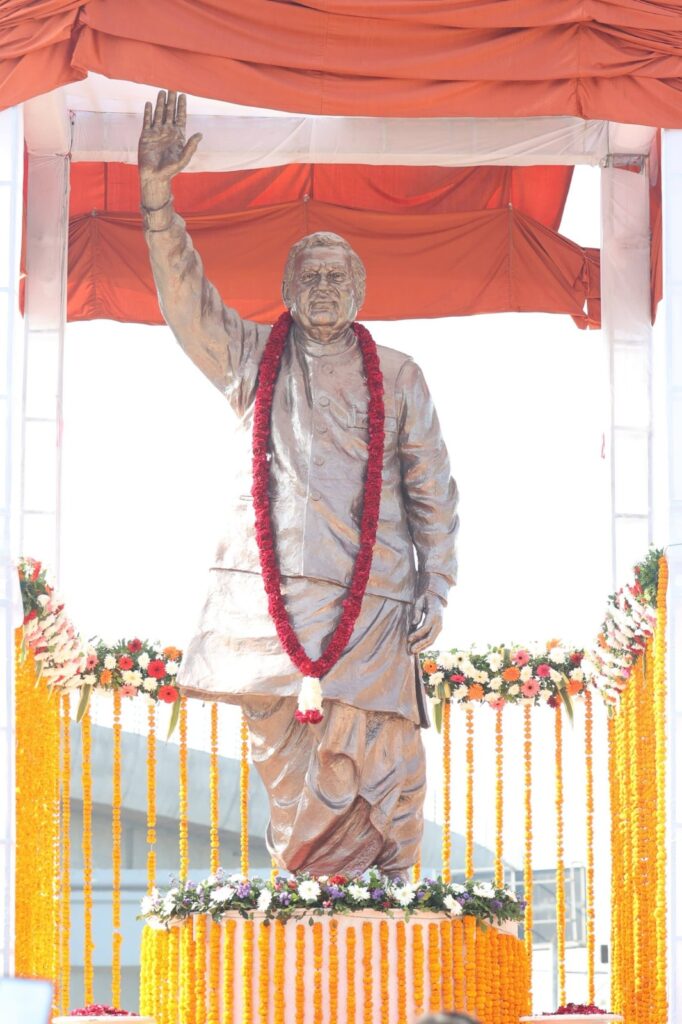 ભારતીય રાજનીતિના યુગપુરુષ, ભારત રત્ન શ્રદ્ધેય અટલ બિહારી વાજપેયીજીની જન્મજયંતી 'સુશાસન દિવસ' નિમિત્તે ગાંધીનગરના નવનિર્મિત ચ-3 સર્કલનું માનનીય મુખ્યમંત્રી શ્રી Bhupendra Patel ના હસ્તે લોકાર્પણ કરવામાં આવ્યું. આ અવસરે સર્કલનું નવું નામાભિધાન ‘અટલ સર્કલ’ કરવામાં આવ્યું છે, જે અટલજીના વિરાટ વ્યક્તિત્વની સ્મૃતિઓને જીવંત રાખશે. આ અવસરે નાયબ મુખ્યમંત્રી શ્રી Harsh Sanghavi , મેયર શ્રીમતી મીરાબેન પટેલ, મહાનગરના અધ્યક્ષ શ્રી આશિષભાઈ દવે, ધારાસભ્ય શ્રીમતી રીટાબેન પટેલ, શ્રી અલ્પેશભાઈ ઠાકોર સહિત હોદ્દેદારો અને કાર્યકર્તાઓ ઉપસ્થિત રહ્યાં.