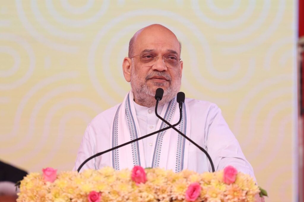 માનનીય કેન્દ્રીય ગૃહ અને સહકાર મંત્રી શ્રી Amit Shah ના શુભહસ્તે તથા માનનીય મુખ્યમંત્રી શ્રી Bhupendra Patel ની વિશેષ ઉપસ્થિતિમાં આજે અમદાવાદ મહાનગરપાલિકાના ₹330 કરોડના વિવિધ વિકાસ પ્રકલ્પોનું લોકાર્પણ, અનાવરણ તથા વણઝરના પુનર્વસિત રહેવાસીઓને સનદ અર્પણ કરવામાં આવ્યા હતા. વર્ષોની જૂની સમસ્યાનું નિવારણ આવતા આ પરિવારોને પોતાની મિલકતના માલિકી હક્ક મળવાથી તેમના જીવનમાં નવો સૂર્યોદય થયો છે.