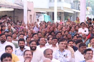 માનનીય કેન્દ્રીય ગૃહ અને સહકાર મંત્રી શ્રી Amit Shah ના શુભહસ્તે તથા માનનીય મુખ્યમંત્રી શ્રી Bhupendra Patel ની વિશેષ ઉપસ્થિતિમાં આજે અમદાવાદ મહાનગરપાલિકાના ₹330 કરોડના વિવિધ વિકાસ પ્રકલ્પોનું લોકાર્પણ, અનાવરણ તથા વણઝરના પુનર્વસિત રહેવાસીઓને સનદ અર્પણ કરવામાં આવ્યા હતા. વર્ષોની જૂની સમસ્યાનું નિવારણ આવતા આ પરિવારોને પોતાની મિલકતના માલિકી હક્ક મળવાથી તેમના જીવનમાં નવો સૂર્યોદય થયો છે.