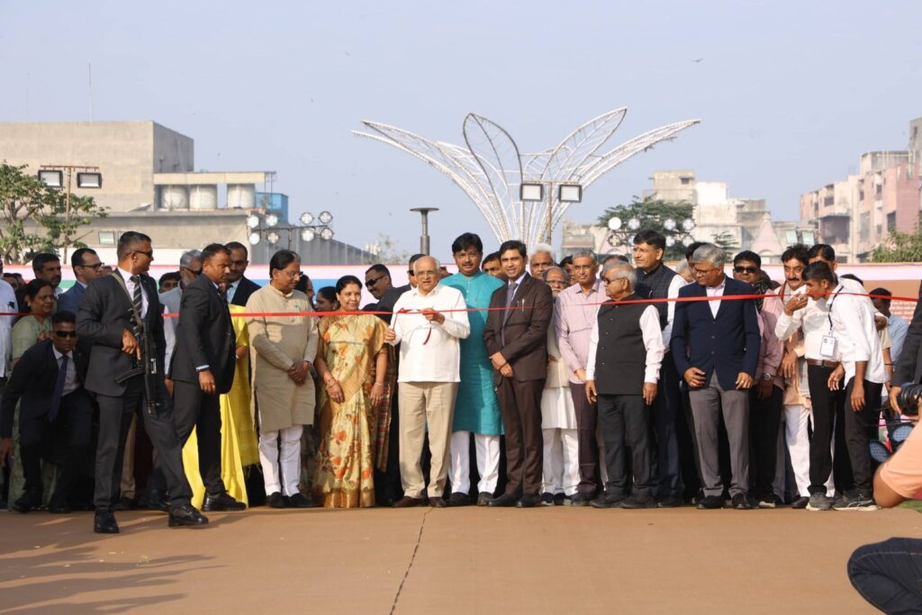 પુષ્પોની સુવાસ અને વિકાસની ગાથાનો સંગમ! 🌸🇮🇳 માનનીય મુખ્યમંત્રી શ્રી Bhupendra Patel ના શુભહસ્તે આજે સાબરમતી રિવરફ્રન્ટ ખાતે 'અમદાવાદ ઇન્ટરનેશનલ ફ્લાવર શૉ-2026'નો ભવ્ય પ્રારંભ થયો. આ વર્ષે 'ભારત એક ગાથા' થીમ પર આધારિત આ શૉમાં ભારતની સમૃદ્ધ વિરાસત અને આધુનિક પ્રગતિના દર્શન અગણિત ફૂલોની કલાત્મક પ્રતિકૃતિઓ દ્વારા કરવામાં આવ્યા છે. પુષ્પોની મહેંક વચ્ચે દેશની ગૌરવશાળી વિકાસયાત્રા ખરેખર મંત્રમુગ્ધ કરનારી છે. આ અવસરે કેબિનેટ મંત્રી શ્રી ઋષિકેશભાઈ પટેલ અને મેયર શ્રીમતી પ્રતિભાબેન જૈન સહિત હોદ્દેદારો અને ધારાસભ્યશ્રીઓ ઉપસ્થિત રહ્યાં.