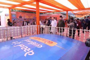 માનનીય કેન્દ્રીય ગૃહ અને સહકાર મંત્રી શ્રી Amit Shah એ આજે માનનીય મુખ્યમંત્રી શ્રી Bhupendra Patel ની વિશેષ ઉપસ્થિતિમાં અમદાવાદ મ્યુનિસિપલ કોર્પોરેશન દ્વારા વૈષ્ણોદેવીથી ઓગણજ-શીલજ-આંબલી-શાંતિપુરા થઈ સનાથલ સાબરમતી નદી સુધી અંદાજિત ₹300 કરોડથી વધુના ખર્ચે નાખવામાં આવેલ વેસ્ટર્ન ટ્રંક મેઈન લાઈનનું લોકાર્પણ કર્યું.  આદરણીય અમિતભાઈએ એશિયામાં પ્રથમવાર માઈક્રો ટનલિંગ પદ્ધતિથી અમદાવાદના પશ્ચિમ વિસ્તારમાં પૂર્ણ થયેલ આ પ્રોજેક્ટની માહિતી મેળવી હતી. આ પ્રોજેક્ટ થકી ગોતા, સાયન્સ સીટી વિસ્તાર, ચાંદલોડિયા, સાઉથ બોપલ, ભાડજ, હેબતપુર, થલતેજ, બોપલ ઘુમા, બોડકદેવ, વેજલપુર, સરખેજ, મક્તમપુરા, મહમદપુરા, ફતેવાડી, શાંતિપુરા, સનાથલ વિસ્તાર, ફતેવાડી ગામતળ વિસ્તારમાં ડ્રેનેજ ઓવર ફલોની સમસ્યાનાનું નિરાકરણ થશે.
