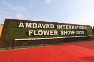 પુષ્પોની સુવાસ અને વિકાસની ગાથાનો સંગમ! 🌸🇮🇳 માનનીય મુખ્યમંત્રી શ્રી Bhupendra Patel ના શુભહસ્તે આજે સાબરમતી રિવરફ્રન્ટ ખાતે 'અમદાવાદ ઇન્ટરનેશનલ ફ્લાવર શૉ-2026'નો ભવ્ય પ્રારંભ થયો. આ વર્ષે 'ભારત એક ગાથા' થીમ પર આધારિત આ શૉમાં ભારતની સમૃદ્ધ વિરાસત અને આધુનિક પ્રગતિના દર્શન અગણિત ફૂલોની કલાત્મક પ્રતિકૃતિઓ દ્વારા કરવામાં આવ્યા છે. પુષ્પોની મહેંક વચ્ચે દેશની ગૌરવશાળી વિકાસયાત્રા ખરેખર મંત્રમુગ્ધ કરનારી છે. આ અવસરે કેબિનેટ મંત્રી શ્રી ઋષિકેશભાઈ પટેલ અને મેયર શ્રીમતી પ્રતિભાબેન જૈન સહિત હોદ્દેદારો અને ધારાસભ્યશ્રીઓ ઉપસ્થિત રહ્યાં.