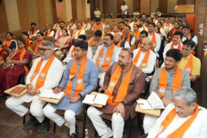 માનનીય મુખ્યમંત્રી શ્રી Bhupendra Patel જી તથા પ્રદેશ અધ્યક્ષ શ્રી Jagdish Panchal જીની વિશેષ ઉપસ્થિતિમાં પ્રદેશ કાર્યાલય 'શ્રી કમલમ્' ખાતે આજે નવનિયુક્ત પ્રદેશ પદાધિકારીશ્રીઓ અને મોરચાના પ્રદેશ પ્રમુખશ્રીઓની બેઠક યોજાઈ.  આ બેઠકમાં પ્રદેશ સંગઠન મહામંત્રી શ્રી રત્નાકરજી, નાયબ મુખ્યમંત્રી શ્રી Harsh Sanghavi , પ્રદેશ મહામંત્રી શ્રી અનિરુદ્ધભાઈ દવે, ડૉ.પ્રશાંતભાઈ કોરાટ, શ્રી અજયભાઈ બ્રહ્મભટ્ટ, શ્રી હિતેન્દ્રસિંહ ચૌહાણ સહિત પ્રદેશ પદાધિકારીશ્રીઓ અને પૂર્વ પ્રદેશ પદાધિકારીશ્રીઓ વિશેષ ઉપસ્થિત રહ્યાં.