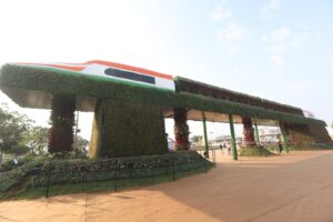 🌸 गुजरात की खुशबू अब विश्व मंच पर 🌸  #AmdavadFlowerShow2026 में दो गिनीज़ वर्ल्ड रिकॉर्ड बनाकर इतिहास रचा गया है।  विश्व का सबसे बड़ा फ्लावर मंडला और सरदार वल्लभभाई पटेल जी का भव्य फ्लावर पोर्ट्रेट इस आयोजन की पहचान बने। लगातार तीसरे वर्ष वर्ल्ड रिकॉर्ड की हैट्रिक के साथ अहमदाबाद ने पूरे देश को गर्व का अवसर दिया है।