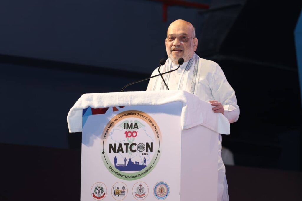 માનનીય કેન્દ્રીય ગૃહ અને સહકાર મંત્રી શ્રી Amit Shah ની અધ્યક્ષતામાં તથા માનનીય મુખ્યમંત્રી શ્રી Bhupendra Patel ની વિશેષ ઉપસ્થિતિમાં આજે અમદાવાદ ખાતે ઈન્ડિયન મેડિકલ એસોસિએશન (ગુજરાત પ્રદેશ) દ્વારા 100મી ઓલ ઈન્ડિયા મેડિકલ કોન્ફરન્સ - IMA NATCON 2025 યોજાઈ.  આ અવસરે આદરણીય અમિતભાઈના શુભહસ્તે IMAના '100 પગલાં સ્વાસ્થ્યના' પુસ્તકનું વિમોચન કરવામાં આવ્યું હતું.