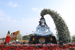 🌸 गुजरात की खुशबू अब विश्व मंच पर 🌸  #AmdavadFlowerShow2026 में दो गिनीज़ वर्ल्ड रिकॉर्ड बनाकर इतिहास रचा गया है।  विश्व का सबसे बड़ा फ्लावर मंडला और सरदार वल्लभभाई पटेल जी का भव्य फ्लावर पोर्ट्रेट इस आयोजन की पहचान बने। लगातार तीसरे वर्ष वर्ल्ड रिकॉर्ड की हैट्रिक के साथ अहमदाबाद ने पूरे देश को गर्व का अवसर दिया है।