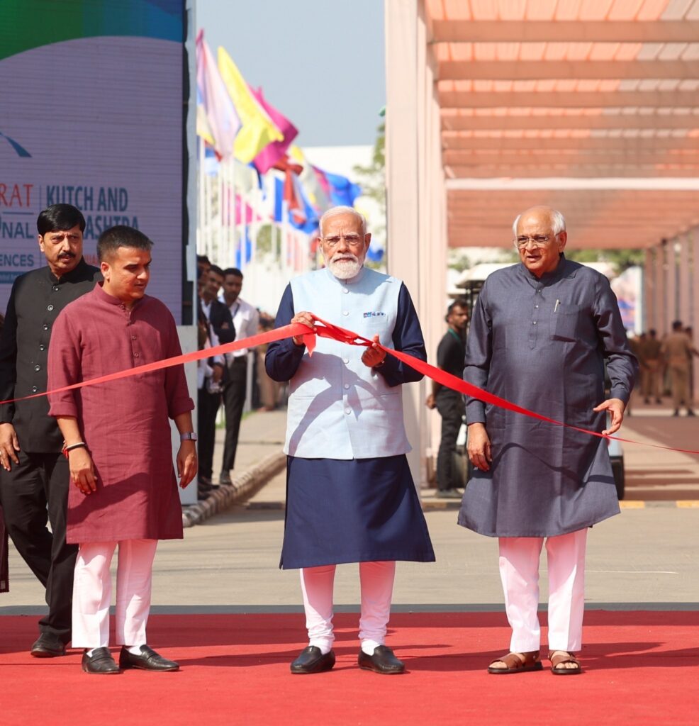 માનનીય પ્રધાનમંત્રી શ્રી Narendra Modi જીએ રાજકોટ ખાતે કચ્છ અને સૌરાષ્ટ્રની વાઈબ્રન્ટ ગુજરાત રિજનલ કોન્ફરન્સ અંતર્ગત ટ્રેડ શોનું ઉદ્ઘાટન કર્યું. આ પ્રસંગે માનનીય મુખ્યમંત્રી શ્રીભૂપેન્દ્ર પટેલ અને નાયબ મુખ્યમંત્રી શ્રી હર્ષ સંઘવી વિશેષ ઉપસ્થિત રહ્યા. માનનીય પ્રધાનમંત્રી શ્રી Narendra Modi જીએ રાજકોટ ખાતે કચ્છ અને સૌરાષ્ટ્રની વાઈબ્રન્ટ ગુજરાત રિજનલ કોન્ફરન્સ અંતર્ગત ટ્રેડ શોનું ઉદ્ઘાટન કર્યું. આ પ્રસંગે માનનીય મુખ્યમંત્રી શ્રીભૂપેન્દ્ર પટેલ અને નાયબ મુખ્યમંત્રી શ્રી હર્ષ સંઘવી વિશેષ ઉપસ્થિત રહ્યા.