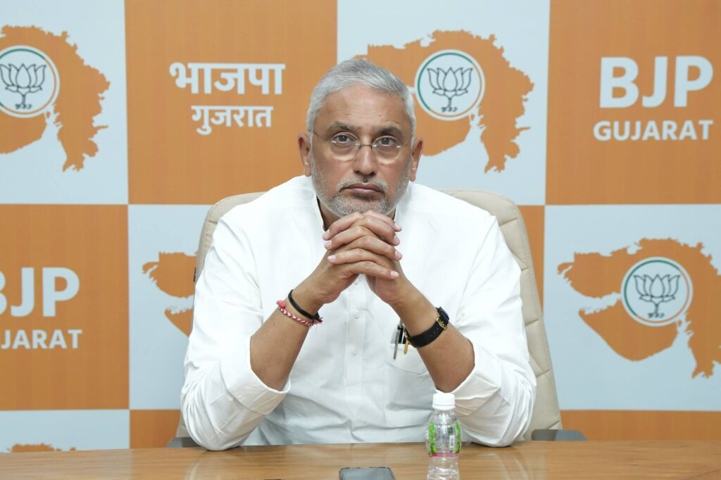 આજે લોકસભામાં કેન્દ્રીય બજેટ 2026-27ની પ્રસ્તુતિ બાદ પ્રદેશ અધ્યક્ષ શ્રી Jagdish Panchal જીએ પ્રદેશ કાર્યાલય 'શ્રી કમલમ્' ખાતે માનનીય પ્રધાનમંત્રી શ્રી નરેન્દ્ર મોદીજીનું પ્રેરણાદાયી સંબોધન સાંભળ્યું. આ અવસરે પ્રદેશ મહામંત્રી ડૉ.પ્રશાંતભાઈ કોરાટ, પ્રદેશ મુખ્ય પ્રવક્તા ડૉ.અનિલભાઈ પટેલ સહિત હોદ્દેદારો ઉપસ્થિત રહ્યા. આજે લોકસભામાં કેન્દ્રીય બજેટ 2026-27ની પ્રસ્તુતિ બાદ પ્રદેશ અધ્યક્ષ શ્રી Jagdish Panchal જીએ પ્રદેશ કાર્યાલય 'શ્રી કમલમ્' ખાતે માનનીય પ્રધાનમંત્રી શ્રી નરેન્દ્ર મોદીજીનું પ્રેરણાદાયી સંબોધન સાંભળ્યું. આ અવસરે પ્રદેશ મહામંત્રી ડૉ.પ્રશાંતભાઈ કોરાટ, પ્રદેશ મુખ્ય પ્રવક્તા ડૉ.અનિલભાઈ પટેલ સહિત હોદ્દેદારો ઉપસ્થિત રહ્યા.