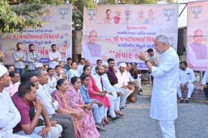 પ્રદેશ અધ્યક્ષ શ્રી જગદીશ પંચાલે  આજે જૂનાગઢના વડાલ ગામે પ્રગતિશીલ ખેડૂતો સાથે મુલાકાત કરી પ્રાકૃતિક ખેતીના અભિયાનને વેગ આપ્યો અને ખેડૂતો દ્વારા તૈયાર કરાયેલા પ્રાકૃતિક ઉત્પાદનોનું નિરીક્ષણ કર્યું. ભાજપ સરકારના નેતૃત્વમાં ગુજરાતનો ખેડૂત હવે પરંપરા અને આધુનિકતાના સમન્વયથી સમૃદ્ધિની નવી દિશા કંડારી રહ્યો છે.