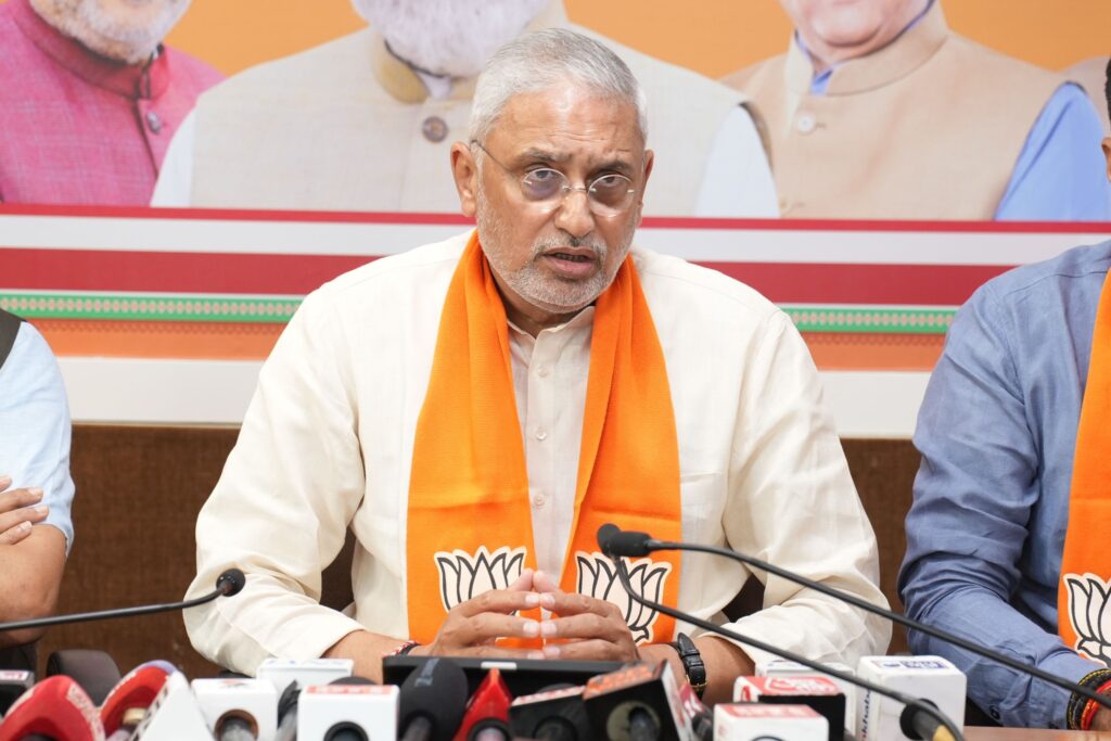 કેન્દ્રીય બજેટ 2026-27 સંદર્ભે આજે પ્રદેશ અધ્યક્ષ શ્રી Jagdish Panchal જીએ પ્રદેશ કાર્યાલય 'શ્રી કમલમ્' ખાતે પત્રકાર પરિષદને સંબોધી અને બજેટમાં કરવામાં આવેલ મુખ્ય જોગવાઈઓ વિશે જણાવ્યું. આ પ્રસંગે પ્રદેશ મહામંત્રી ડૉ.પ્રશાંતભાઈ કોરાટ, પ્રદેશ મુખ્ય પ્રવક્તા ડૉ.અનિલભાઈ પટેલ, પ્રદેશ મીડિયા ઇન્ચાર્જ શ્રી પ્રશાંતભાઈ વાળા અને અભિયાનના પ્રદેશ ઇન્ચાર્જ શ્રી જૈનિકભાઈ વકીલ વિશેષ ઉપસ્થિત રહ્યાં. કેન્દ્રીય બજેટ 2026-27 સંદર્ભે આજે પ્રદેશ અધ્યક્ષ શ્રી Jagdish Panchal જીએ પ્રદેશ કાર્યાલય 'શ્રી કમલમ્' ખાતે પત્રકાર પરિષદને સંબોધી અને બજેટમાં કરવામાં આવેલ મુખ્ય જોગવાઈઓ વિશે જણાવ્યું. આ પ્રસંગે પ્રદેશ મહામંત્રી ડૉ.પ્રશાંતભાઈ કોરાટ, પ્રદેશ મુખ્ય પ્રવક્તા ડૉ.અનિલભાઈ પટેલ, પ્રદેશ મીડિયા ઇન્ચાર્જ શ્રી પ્રશાંતભાઈ વાળા અને અભિયાનના પ્રદેશ ઇન્ચાર્જ શ્રી જૈનિકભાઈ વકીલ વિશેષ ઉપસ્થિત રહ્યાં.