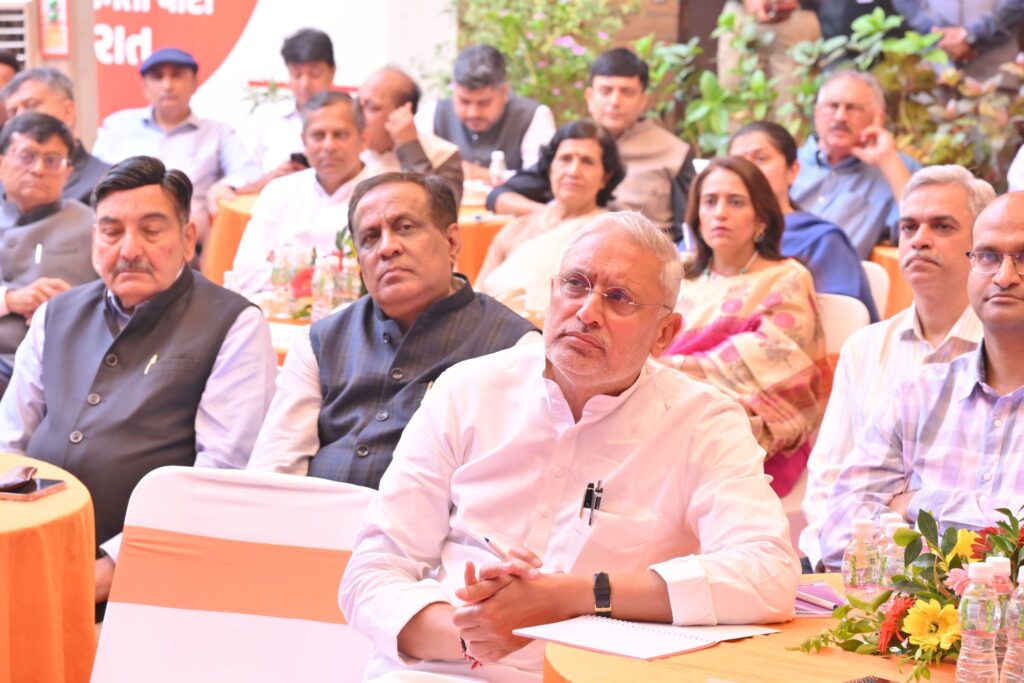 માનનીય પ્રધાનમંત્રી શ્રી Narendra Modi જીના નેતૃત્વમાં કેન્દ્રીય નાણામંત્રી શ્રીમતી Nirmala Sitharaman જી દ્વારા રજૂ કરવામાં આવેલ કેન્દ્રીય બજેટ દેશના સર્વાંગી વિકાસ અને જન કલ્યાણનો નવો અધ્યાય છે. આજે પ્રદેશ કાર્યાલય 'શ્રી કમલમ્' ખાતે 'બજેટ પ્રચાર અભિયાન' અંતર્ગત પ્રદેશ અધ્યક્ષ શ્રી Jagdish Panchal જીએ રાજ્ય સરકારના મંત્રીશ્રીઓ, પ્રદેશ હોદ્દેદારો અને વિવિધ ક્ષેત્રના પ્રબુદ્ધજનો સાથે કેન્દ્રીય નાણામંત્રીશ્રીનું બજેટ સંબોધન નિહાળ્યું. આ કાર્યક્રમમાં કેબિનેટ મંત્રી શ્રી ઋષિકેશભાઈ પટેલ, રાજ્યકક્ષાના મંત્રી શ્રી પ્રવિણભાઈ માળી, શ્રીમતી દર્શનાબેન વાઘેલા, પ્રદેશ મહામંત્રી ડૉ.પ્રશાંતભાઈ કોરાટ, પ્રદેશ મુખ્ય પ્રવક્તા ડૉ.અનિલભાઈ પટેલ સહિત પ્રદેશ હોદ્દેદારો તથા પ્રબુદ્ધજનો ઉપસ્થિત રહ્યાં. માનનીય પ્રધાનમંત્રી શ્રી Narendra Modi જીના નેતૃત્વમાં કેન્દ્રીય નાણામંત્રી શ્રીમતી Nirmala Sitharaman જી દ્વારા રજૂ કરવામાં આવેલ કેન્દ્રીય બજેટ દેશના સર્વાંગી વિકાસ અને જન કલ્યાણનો નવો અધ્યાય છે. આજે પ્રદેશ કાર્યાલય 'શ્રી કમલમ્' ખાતે 'બજેટ પ્રચાર અભિયાન' અંતર્ગત પ્રદેશ અધ્યક્ષ શ્રી Jagdish Panchal જીએ રાજ્ય સરકારના મંત્રીશ્રીઓ, પ્રદેશ હોદ્દેદારો અને વિવિધ ક્ષેત્રના પ્રબુદ્ધજનો સાથે કેન્દ્રીય નાણામંત્રીશ્રીનું બજેટ સંબોધન નિહાળ્યું. આ કાર્યક્રમમાં કેબિનેટ મંત્રી શ્રી ઋષિકેશભાઈ પટેલ, રાજ્યકક્ષાના મંત્રી શ્રી પ્રવિણભાઈ માળી, શ્રીમતી દર્શનાબેન વાઘેલા, પ્રદેશ મહામંત્રી ડૉ.પ્રશાંતભાઈ કોરાટ, પ્રદેશ મુખ્ય પ્રવક્તા ડૉ.અનિલભાઈ પટેલ સહિત પ્રદેશ હોદ્દેદારો તથા પ્રબુદ્ધજનો ઉપસ્થિત રહ્યાં.
