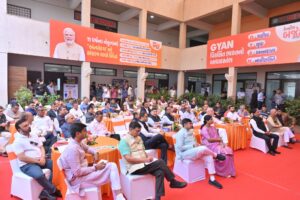 માનનીય પ્રધાનમંત્રી શ્રી Narendra Modi જીના નેતૃત્વમાં કેન્દ્રીય નાણામંત્રી શ્રીમતી Nirmala Sitharaman જી દ્વારા રજૂ કરવામાં આવેલ કેન્દ્રીય બજેટ દેશના સર્વાંગી વિકાસ અને જન કલ્યાણનો નવો અધ્યાય છે. આજે પ્રદેશ કાર્યાલય 'શ્રી કમલમ્' ખાતે 'બજેટ પ્રચાર અભિયાન' અંતર્ગત પ્રદેશ અધ્યક્ષ શ્રી Jagdish Panchal જીએ રાજ્ય સરકારના મંત્રીશ્રીઓ, પ્રદેશ હોદ્દેદારો અને વિવિધ ક્ષેત્રના પ્રબુદ્ધજનો સાથે કેન્દ્રીય નાણામંત્રીશ્રીનું બજેટ સંબોધન નિહાળ્યું.  આ કાર્યક્રમમાં કેબિનેટ મંત્રી શ્રી ઋષિકેશભાઈ પટેલ, રાજ્યકક્ષાના મંત્રી શ્રી પ્રવિણભાઈ માળી, શ્રીમતી દર્શનાબેન વાઘેલા, પ્રદેશ મહામંત્રી ડૉ.પ્રશાંતભાઈ કોરાટ, પ્રદેશ મુખ્ય પ્રવક્તા ડૉ.અનિલભાઈ પટેલ સહિત પ્રદેશ હોદ્દેદારો તથા પ્રબુદ્ધજનો ઉપસ્થિત રહ્યાં.