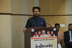 વિકસિત ભારતના સંકલ્પને સાકાર કરનારું બજેટ..! કેન્દ્રીય બજેટ 2026–27ના સંદર્ભે આજે વડોદરા મહાનગર ખાતે પૂર્વ કેન્દ્રીય મંત્રી તથા સાંસદશ્રી અનુરાગ ઠાકુરજીની વિશેષ ઉપસ્થિતિમાં ‘પ્રોફેશનલ મીટ’નું આયોજન કરવામાં આવ્યું. આ પ્રોફેશનલ મીટમાં રાજ્યકક્ષાના મંત્રી શ્રીમતી મનીષાબેન વકીલ, સાંસદ તથા પ્રદેશ યુવા મોરચા અધ્યક્ષ ડો. હેમાંગભાઈ જોશી, પ્રદેશ મુખ્ય પ્રવક્તા ડો. અનિલભાઈ પટેલ, વડોદરા મહાનગર પ્રમુખ ડો. જયપ્રકાશ સોની,  મેયર શ્રીમતી પિન્કીબેન સોની, પ્રદેશ બજેટ કમિટી ઇન્ચાર્જ શ્રી જૈનિકભાઈ વકીલ તેમજ ધારાસભ્યશ્રીઓ, હોદ્દેદારો સહીત પ્રબુદ્ધ નાગરિકો, વિવિધ ક્ષેત્રના પ્રોફેશનલ્સ અને ઈન્ડસ્ટ્રીયાલિસ્ટ્સની ઉપસ્થિતિ સાથે બજેટ અંગે મહત્વપૂર્ણ ચર્ચા અને વિચારવિમર્શ કરવામાં આવ્યો.