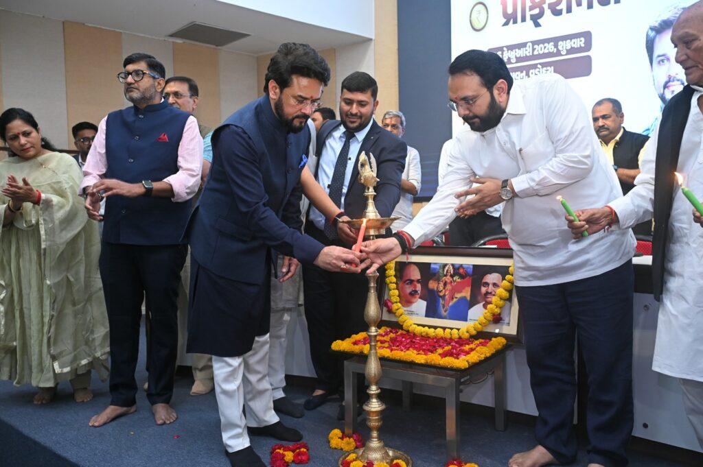 વિકસિત ભારતના સંકલ્પને સાકાર કરનારું બજેટ..! કેન્દ્રીય બજેટ 2026–27ના સંદર્ભે આજે વડોદરા મહાનગર ખાતે પૂર્વ કેન્દ્રીય મંત્રી તથા સાંસદશ્રી અનુરાગ ઠાકુરજીની વિશેષ ઉપસ્થિતિમાં ‘પ્રોફેશનલ મીટ’નું આયોજન કરવામાં આવ્યું. આ પ્રોફેશનલ મીટમાં રાજ્યકક્ષાના મંત્રી શ્રીમતી મનીષાબેન વકીલ, સાંસદ તથા પ્રદેશ યુવા મોરચા અધ્યક્ષ ડો. હેમાંગભાઈ જોશી, પ્રદેશ મુખ્ય પ્રવક્તા ડો. અનિલભાઈ પટેલ, વડોદરા મહાનગર પ્રમુખ ડો. જયપ્રકાશ સોની, મેયર શ્રીમતી પિન્કીબેન સોની, પ્રદેશ બજેટ કમિટી ઇન્ચાર્જ શ્રી જૈનિકભાઈ વકીલ તેમજ ધારાસભ્યશ્રીઓ, હોદ્દેદારો સહીત પ્રબુદ્ધ નાગરિકો, વિવિધ ક્ષેત્રના પ્રોફેશનલ્સ અને ઈન્ડસ્ટ્રીયાલિસ્ટ્સની ઉપસ્થિતિ સાથે બજેટ અંગે મહત્વપૂર્ણ ચર્ચા અને વિચારવિમર્શ કરવામાં આવ્યો. વિકસિત ભારતના સંકલ્પને સાકાર કરનારું બજેટ..! કેન્દ્રીય બજેટ 2026–27ના સંદર્ભે આજે વડોદરા મહાનગર ખાતે પૂર્વ કેન્દ્રીય મંત્રી તથા સાંસદશ્રી અનુરાગ ઠાકુરજીની વિશેષ ઉપસ્થિતિમાં ‘પ્રોફેશનલ મીટ’નું આયોજન કરવામાં આવ્યું. આ પ્રોફેશનલ મીટમાં રાજ્યકક્ષાના મંત્રી શ્રીમતી મનીષાબેન વકીલ, સાંસદ તથા પ્રદેશ યુવા મોરચા અધ્યક્ષ ડો. હેમાંગભાઈ જોશી, પ્રદેશ મુખ્ય પ્રવક્તા ડો. અનિલભાઈ પટેલ, વડોદરા મહાનગર પ્રમુખ ડો. જયપ્રકાશ સોની, મેયર શ્રીમતી પિન્કીબેન સોની, પ્રદેશ બજેટ કમિટી ઇન્ચાર્જ શ્રી જૈનિકભાઈ વકીલ તેમજ ધારાસભ્યશ્રીઓ, હોદ્દેદારો સહીત પ્રબુદ્ધ નાગરિકો, વિવિધ ક્ષેત્રના પ્રોફેશનલ્સ અને ઈન્ડસ્ટ્રીયાલિસ્ટ્સની ઉપસ્થિતિ સાથે બજેટ અંગે મહત્વપૂર્ણ ચર્ચા અને વિચારવિમર્શ કરવામાં આવ્યો.