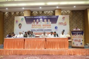કેન્દ્રીય બજેટ 2026-27ના પ્રચાર-પ્રસારના ભાગરૂપે આજે રાજકોટ ખાતે રાષ્ટ્રીય પ્રવક્તા શ્રી ગોપાલ કૃષ્ણ અગ્રવાલજીની ગરિમામય ઉપસ્થિતિમાં પત્રકાર પરિષદ, સોશિયલ મીડિયા ઇન્ફ્લ્યુન્સર્સ મીટ તેમજ વેપારી અને ઉદ્યોગ સંવાદનું ભવ્ય આયોજન કરવામાં આવ્યું. આ કાર્યક્રમોના માધ્યમથી રાષ્ટ્રીય પ્રવક્તાશ્રીએ બજેટના મુખ્ય અંશો, સર્વાંગી વિકાસની કલ્પના અને દેશના અર્થતંત્રમાં તેની નિર્ણાયક ભૂમિકા વિશે સાર્થક સંવાદ કર્યો હતો. આ પ્રસંગે પ્રદેશ મહામંત્રી શ્રી અનિરુદ્ધભાઈ દવે, મહાનગર અધ્યક્ષ શ્રી માધવભાઈ દવે, પ્રદેશ બજેટ કમિટીના સૌરાષ્ટ્ર ઝોનના ઇન્ચાર્જ શ્રી ધનસુખભાઈ ભંડેરી, પ્રદેશ મીડિયા કન્વીનર શ્રી પ્રશાંતભાઈ વાળા, પ્રદેશ સોશિયલ મીડિયા કન્વીનર શ્રી મનનભાઈ દાણી, મેયર શ્રીમતી નયનાબેન પેઢડીયા સહિત હોદ્દેદારો અને મોટી સંખ્યામાં ઇન્ફ્લ્યુન્સર્સ તથા ઉદ્યોગ સાહસિકો, વેપારીઓ અને પ્રબુદ્ધજનો ઉપસ્થિત રહ્યાં.