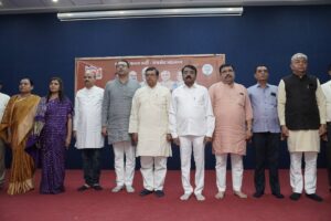 કેન્દ્રીય બજેટ 2026-27ના પ્રચાર-પ્રસારના ભાગરૂપે આજે રાજકોટ ખાતે રાષ્ટ્રીય પ્રવક્તા શ્રી ગોપાલ કૃષ્ણ અગ્રવાલજીની ગરિમામય ઉપસ્થિતિમાં પત્રકાર પરિષદ, સોશિયલ મીડિયા ઇન્ફ્લ્યુન્સર્સ મીટ તેમજ વેપારી અને ઉદ્યોગ સંવાદનું ભવ્ય આયોજન કરવામાં આવ્યું. આ કાર્યક્રમોના માધ્યમથી રાષ્ટ્રીય પ્રવક્તાશ્રીએ બજેટના મુખ્ય અંશો, સર્વાંગી વિકાસની કલ્પના અને દેશના અર્થતંત્રમાં તેની નિર્ણાયક ભૂમિકા વિશે સાર્થક સંવાદ કર્યો હતો. આ પ્રસંગે પ્રદેશ મહામંત્રી શ્રી અનિરુદ્ધભાઈ દવે, મહાનગર અધ્યક્ષ શ્રી માધવભાઈ દવે, પ્રદેશ બજેટ કમિટીના સૌરાષ્ટ્ર ઝોનના ઇન્ચાર્જ શ્રી ધનસુખભાઈ ભંડેરી, પ્રદેશ મીડિયા કન્વીનર શ્રી પ્રશાંતભાઈ વાળા, પ્રદેશ સોશિયલ મીડિયા કન્વીનર શ્રી મનનભાઈ દાણી, મેયર શ્રીમતી નયનાબેન પેઢડીયા સહિત હોદ્દેદારો અને મોટી સંખ્યામાં ઇન્ફ્લ્યુન્સર્સ તથા ઉદ્યોગ સાહસિકો, વેપારીઓ અને પ્રબુદ્ધજનો ઉપસ્થિત રહ્યાં.