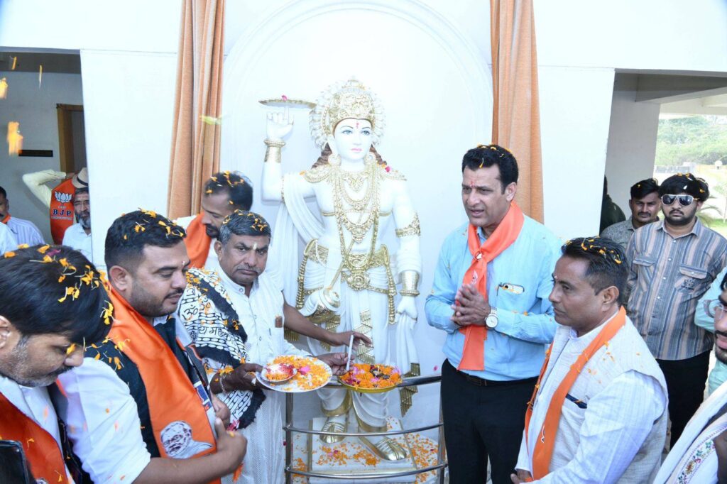 ભાજપ એક સંસ્કાર છે, ભાજપ એક પરિવાર છે, ભાજપ એક પરંપરા છે દેવભૂમિ દ્વારકા જિલ્લા ભાજપના પૂર્વ હોદ્દેદારોએ આત્મીયતાપૂર્વક નવનિયુક્ત હોદ્દેદારોને સન્માનિત કરી પદગ્રહણ કરાવ્યો. આ પદ હસ્તાંતરણનો ઘટમાળ દર્શાવે છે કે, ભાજપમાં પદ બદલાય છે, પરંતુ આદર્શો બદલાતા નથી. દેવભૂમિ દ્વારકા જિલ્લા ભાજપની સમગ્ર ટીમને શુભકામનાઓ..! ભાજપ એક સંસ્કાર છે, ભાજપ એક પરિવાર છે, ભાજપ એક પરંપરા છે દેવભૂમિ દ્વારકા જિલ્લા ભાજપના પૂર્વ હોદ્દેદારોએ આત્મીયતાપૂર્વક નવનિયુક્ત હોદ્દેદારોને સન્માનિત કરી પદગ્રહણ કરાવ્યો. આ પદ હસ્તાંતરણનો ઘટમાળ દર્શાવે છે કે, ભાજપમાં પદ બદલાય છે, પરંતુ આદર્શો બદલાતા નથી. દેવભૂમિ દ્વારકા જિલ્લા ભાજપની સમગ્ર ટીમને શુભકામનાઓ..!