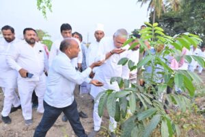 પ્રદેશ અધ્યક્ષ શ્રી જગદીશ પંચાલે  આજે જૂનાગઢના વડાલ ગામે પ્રગતિશીલ ખેડૂતો સાથે મુલાકાત કરી પ્રાકૃતિક ખેતીના અભિયાનને વેગ આપ્યો અને ખેડૂતો દ્વારા તૈયાર કરાયેલા પ્રાકૃતિક ઉત્પાદનોનું નિરીક્ષણ કર્યું. ભાજપ સરકારના નેતૃત્વમાં ગુજરાતનો ખેડૂત હવે પરંપરા અને આધુનિકતાના સમન્વયથી સમૃદ્ધિની નવી દિશા કંડારી રહ્યો છે.