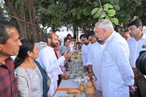 પ્રદેશ અધ્યક્ષ શ્રી જગદીશ પંચાલે  આજે જૂનાગઢના વડાલ ગામે પ્રગતિશીલ ખેડૂતો સાથે મુલાકાત કરી પ્રાકૃતિક ખેતીના અભિયાનને વેગ આપ્યો અને ખેડૂતો દ્વારા તૈયાર કરાયેલા પ્રાકૃતિક ઉત્પાદનોનું નિરીક્ષણ કર્યું. ભાજપ સરકારના નેતૃત્વમાં ગુજરાતનો ખેડૂત હવે પરંપરા અને આધુનિકતાના સમન્વયથી સમૃદ્ધિની નવી દિશા કંડારી રહ્યો છે.