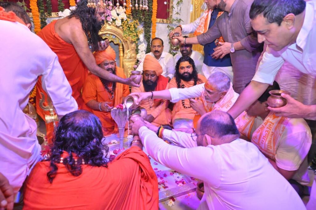 હર હર મહાદેવ 🙏 પ્રદેશ અધ્યક્ષ શ્રી જગદીશ પંચાલે  આજે જૂનાગઢની પવિત્ર ગિરનાર તળેટીમાં બિરાજમાન દેવાધિદેવ શ્રી ભવનાથ મહાદેવના ચરણોમાં શીશ ઝુકાવી પૂજા-અર્ચના કરી. આ અવસરે પ્રદેશ અધ્યક્ષશ્રીએ સમગ્ર ગુજરાતની જનતાની સુખાકારી, સમૃદ્ધિ અને ઉત્તરોત્તર પ્રગતિ માટે મંગલ કામના કરી.