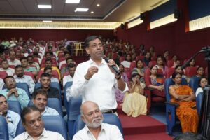 કેન્દ્રીય બજેટ 2026-27ના પ્રચાર-પ્રસારના ભાગરૂપે આજે રાજકોટ ખાતે રાષ્ટ્રીય પ્રવક્તા શ્રી ગોપાલ કૃષ્ણ અગ્રવાલજીની ગરિમામય ઉપસ્થિતિમાં પત્રકાર પરિષદ, સોશિયલ મીડિયા ઇન્ફ્લ્યુન્સર્સ મીટ તેમજ વેપારી અને ઉદ્યોગ સંવાદનું ભવ્ય આયોજન કરવામાં આવ્યું. આ કાર્યક્રમોના માધ્યમથી રાષ્ટ્રીય પ્રવક્તાશ્રીએ બજેટના મુખ્ય અંશો, સર્વાંગી વિકાસની કલ્પના અને દેશના અર્થતંત્રમાં તેની નિર્ણાયક ભૂમિકા વિશે સાર્થક સંવાદ કર્યો હતો. આ પ્રસંગે પ્રદેશ મહામંત્રી શ્રી અનિરુદ્ધભાઈ દવે, મહાનગર અધ્યક્ષ શ્રી માધવભાઈ દવે, પ્રદેશ બજેટ કમિટીના સૌરાષ્ટ્ર ઝોનના ઇન્ચાર્જ શ્રી ધનસુખભાઈ ભંડેરી, પ્રદેશ મીડિયા કન્વીનર શ્રી પ્રશાંતભાઈ વાળા, પ્રદેશ સોશિયલ મીડિયા કન્વીનર શ્રી મનનભાઈ દાણી, મેયર શ્રીમતી નયનાબેન પેઢડીયા સહિત હોદ્દેદારો અને મોટી સંખ્યામાં ઇન્ફ્લ્યુન્સર્સ તથા ઉદ્યોગ સાહસિકો, વેપારીઓ અને પ્રબુદ્ધજનો ઉપસ્થિત રહ્યાં.