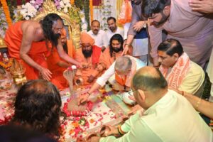 હર હર મહાદેવ 🙏 પ્રદેશ અધ્યક્ષ શ્રી જગદીશ પંચાલે  આજે જૂનાગઢની પવિત્ર ગિરનાર તળેટીમાં બિરાજમાન દેવાધિદેવ શ્રી ભવનાથ મહાદેવના ચરણોમાં શીશ ઝુકાવી પૂજા-અર્ચના કરી. આ અવસરે પ્રદેશ અધ્યક્ષશ્રીએ સમગ્ર ગુજરાતની જનતાની સુખાકારી, સમૃદ્ધિ અને ઉત્તરોત્તર પ્રગતિ માટે મંગલ કામના કરી.