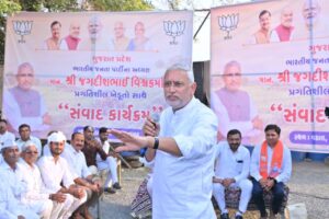 પ્રદેશ અધ્યક્ષ શ્રી જગદીશ પંચાલે  આજે જૂનાગઢના વડાલ ગામે પ્રગતિશીલ ખેડૂતો સાથે મુલાકાત કરી પ્રાકૃતિક ખેતીના અભિયાનને વેગ આપ્યો અને ખેડૂતો દ્વારા તૈયાર કરાયેલા પ્રાકૃતિક ઉત્પાદનોનું નિરીક્ષણ કર્યું. ભાજપ સરકારના નેતૃત્વમાં ગુજરાતનો ખેડૂત હવે પરંપરા અને આધુનિકતાના સમન્વયથી સમૃદ્ધિની નવી દિશા કંડારી રહ્યો છે.
