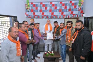 કાર્યકર્તા એ જ સંગઠનનું સાચું પીઠબળ! પ્રદેશ અધ્યક્ષ શ્રીજગદીશ પંચાલે  આજે જૂનાગઢ તાલુકાના ચોરવાડી ગામે બૂથ પ્રમુખ અને બૂથ સમિતિના સભ્યો સાથે મુલાકાત કરી સંવાદ કર્યો અને માર્ગદર્શન આપ્યું.