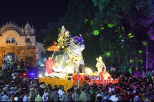 મહાશિવરાત્રિના પાવન પર્વે માનનીય કેન્દ્રીય ગૃહ અને સહકાર મંત્રી શ્રી અમિત shahe આજે વડોદરા ખાતે આયોજિત 'શિવજી કી સવારી'માં સહભાગી થઈ શ્રી સર્વેશ્વર મહાદેવની આરતી ઉતારી. હર હર મહાદેવ 🙏