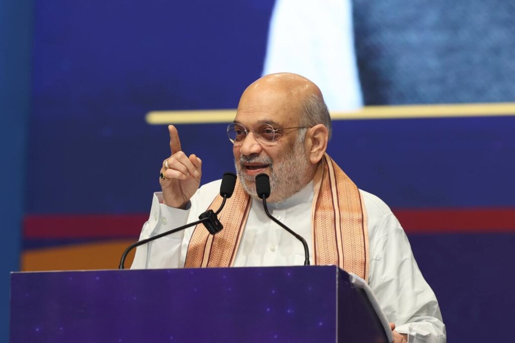માનનીય કેન્દ્રીય ગૃહ અને સહકાર મંત્રી શ્રી અમિત શાહે  આજે મહાત્મા મંદિર ખાતેથી માનનીય મુખ્યમંત્રી શ્રી ભૂપેન્દ્રભાઈ પટેલ અને કેન્દ્રીય મંત્રી શ્રી પ્રલ્હાદ જોશીજીની વિશેષ ઉપસ્થિતિમાં દેશની સૌપ્રથમ સેન્ટ્રલ બેંક ડિજિટલ કરન્સી (CBDC) આધારિત પારદર્શક, આધુનિક અને સરળ જાહેર વિતરણ વ્યવસ્થાનો શુભારંભ કરાવ્યો. આ અવસરે આદરણીય અમિતભાઈએ 1 કિલોના સીલબંધ પેકિંગમાં ચણા અને તુવેરદાળના વિતરણ, અમદાવાદના સાબરમતી ઝોનમાં અન્નપૂર્તિ ગ્રેઇન ATM સુવિધા તેમજ 'ગરિમા પોષણ - સુપોષિત ગરુડેશ્વર તાલુકો' અભિયાનનો શુભારંભ કરાવ્યો હતો. આ અવસરે નાયબ મુખ્યમંત્રી શ્રી હર્ષભાઈ સંઘવી, કેન્દ્રીય રાજ્યમંત્રી શ્રી નિમુબેન બાંભણીયા, કેબિનેટ મંત્રી શ્રી રમણભાઈ સોલંકી, રાજ્યકક્ષાના મંત્રી શ્રી પી.સી.બરંડા તથા મેયર શ્રીમતી મીરાબેન પટેલ સહિત હોદ્દેદારો ઉપસ્થિત રહ્યા.  #DigitalBharatDigitalGujarat