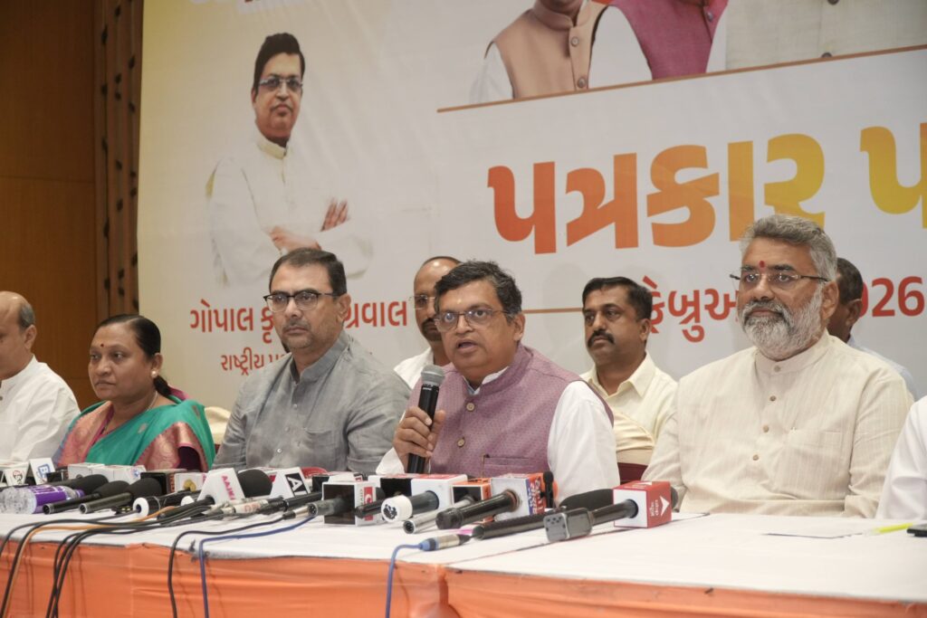 કેન્દ્રીય બજેટ 2026-27ના પ્રચાર-પ્રસારના ભાગરૂપે આજે રાજકોટ ખાતે રાષ્ટ્રીય પ્રવક્તા શ્રી ગોપાલ કૃષ્ણ અગ્રવાલજીની ગરિમામય ઉપસ્થિતિમાં પત્રકાર પરિષદ, સોશિયલ મીડિયા ઇન્ફ્લ્યુન્સર્સ મીટ તેમજ વેપારી અને ઉદ્યોગ સંવાદનું ભવ્ય આયોજન કરવામાં આવ્યું. આ કાર્યક્રમોના માધ્યમથી રાષ્ટ્રીય પ્રવક્તાશ્રીએ બજેટના મુખ્ય અંશો, સર્વાંગી વિકાસની કલ્પના અને દેશના અર્થતંત્રમાં તેની નિર્ણાયક ભૂમિકા વિશે સાર્થક સંવાદ કર્યો હતો. આ પ્રસંગે પ્રદેશ મહામંત્રી શ્રી અનિરુદ્ધભાઈ દવે, મહાનગર અધ્યક્ષ શ્રી માધવભાઈ દવે, પ્રદેશ બજેટ કમિટીના સૌરાષ્ટ્ર ઝોનના ઇન્ચાર્જ શ્રી ધનસુખભાઈ ભંડેરી, પ્રદેશ મીડિયા કન્વીનર શ્રી પ્રશાંતભાઈ વાળા, પ્રદેશ સોશિયલ મીડિયા કન્વીનર શ્રી મનનભાઈ દાણી, મેયર શ્રીમતી નયનાબેન પેઢડીયા સહિત હોદ્દેદારો અને મોટી સંખ્યામાં ઇન્ફ્લ્યુન્સર્સ તથા ઉદ્યોગ સાહસિકો, વેપારીઓ અને પ્રબુદ્ધજનો ઉપસ્થિત રહ્યાં.